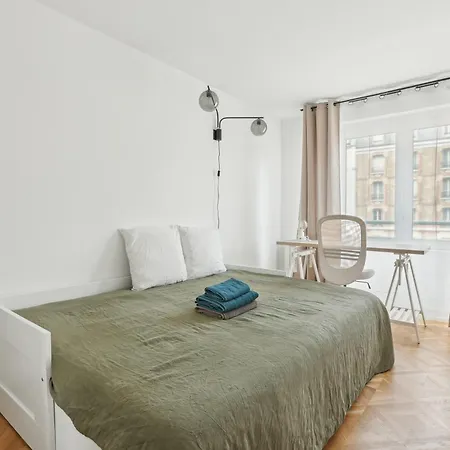 Elegant- Parc Saint Cloud Apartment
